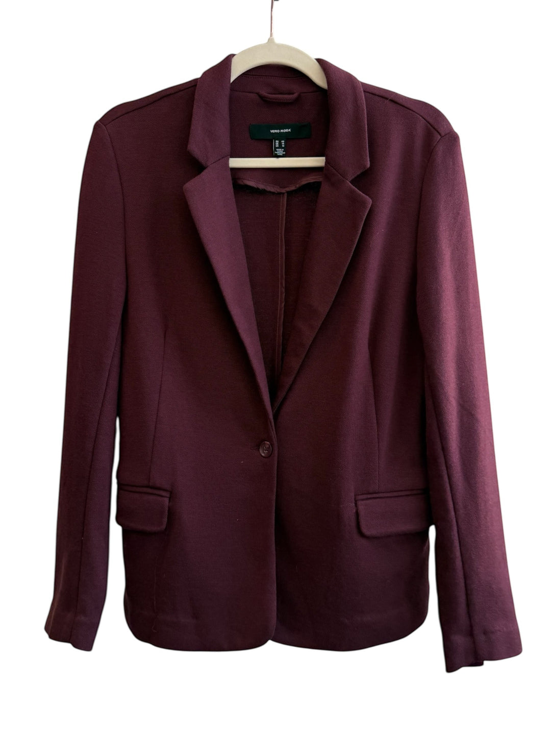 ReTrend VERO MODA bordeaux blazer, size 42, with a soft fabric, tailored collar, and flap pockets.