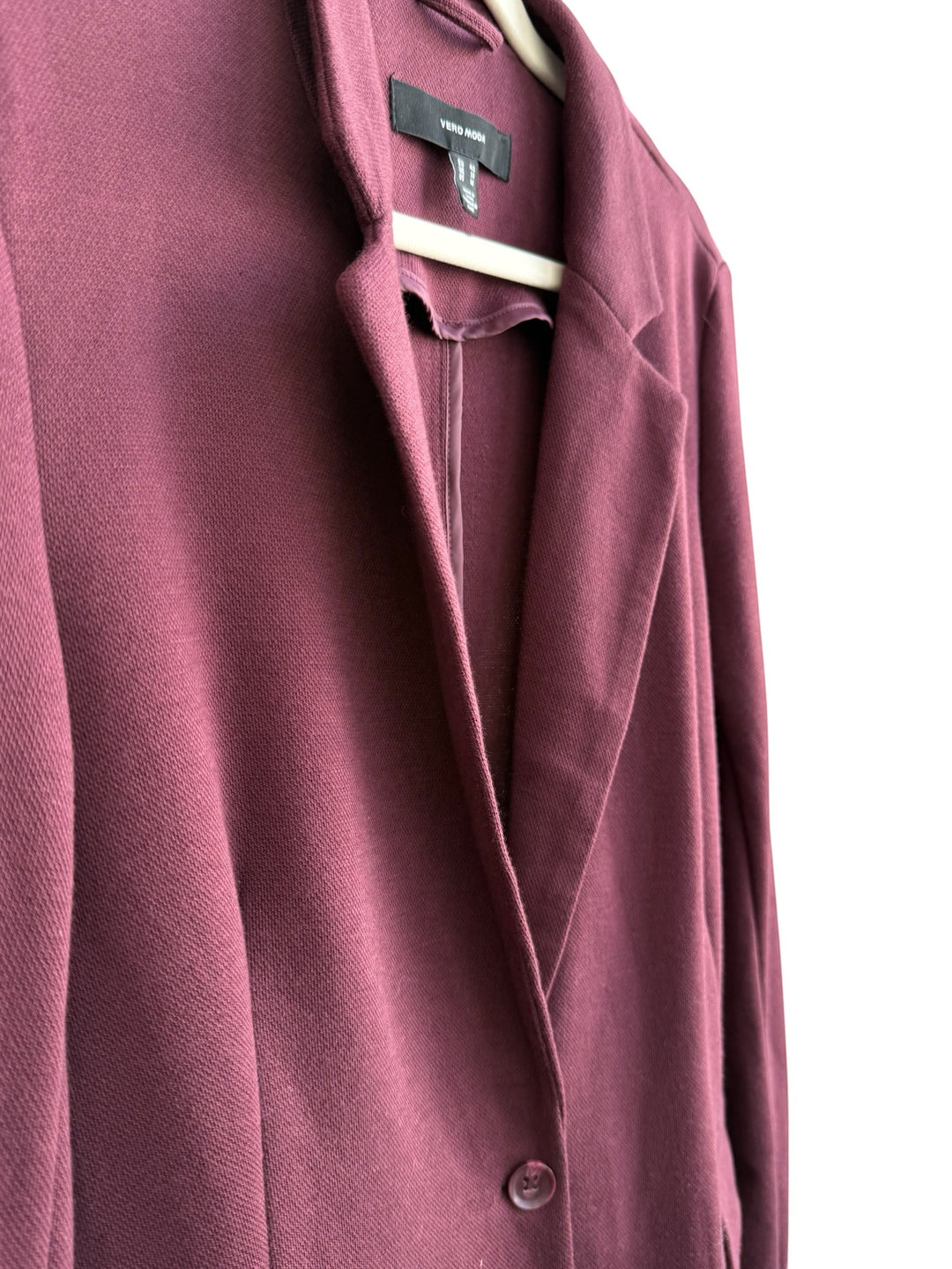 ReTrend VERO MODA bordeaux blazer with a soft, flowing material, tailored collar, and single button closure. Size 42.