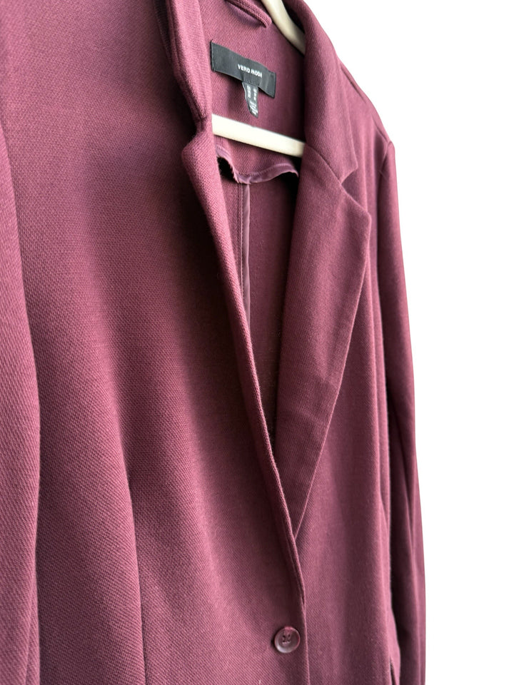 ReTrend VERO MODA bordeaux blazer with a soft, flowing material, tailored collar, and single button closure. Size 42.