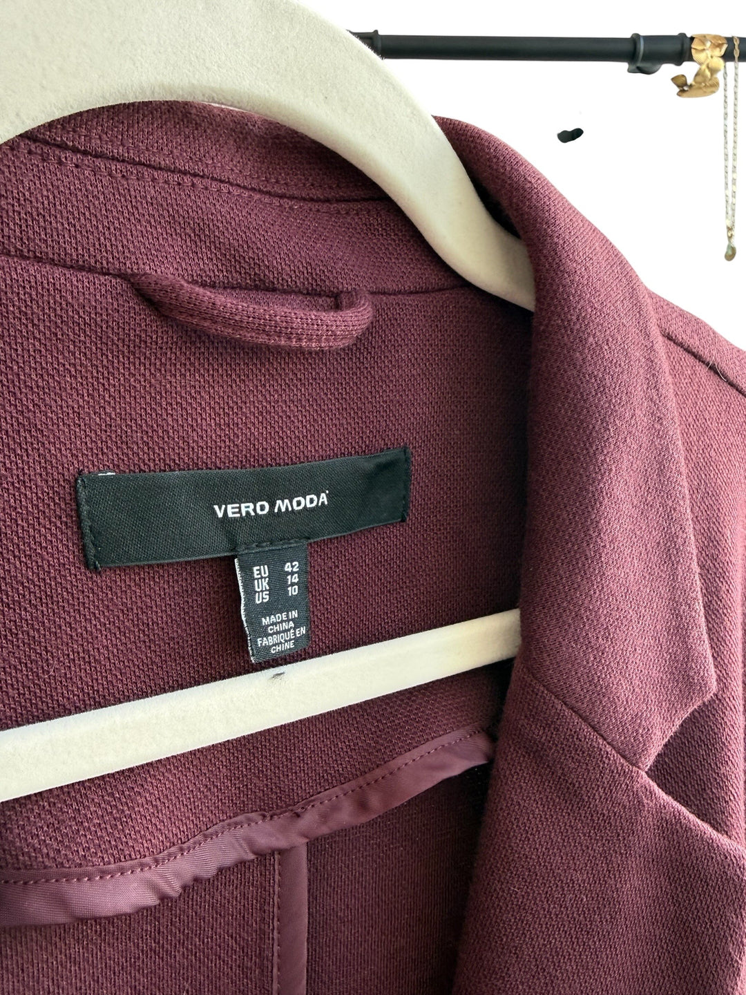 ReTrend VERO MODA bordeaux knit blazer, size 42, with a soft texture, tailored collar, and single button closure.