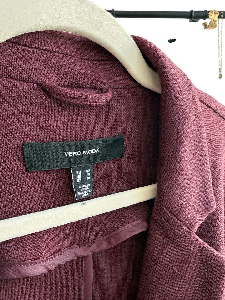 ReTrend VERO MODA bordeaux knit blazer, size 42, with a soft texture, tailored collar, and single button closure.